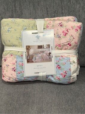 NEW Simply Shabby Chic Floral Patchwork Quilt in Pink, Blue & Cream Twin